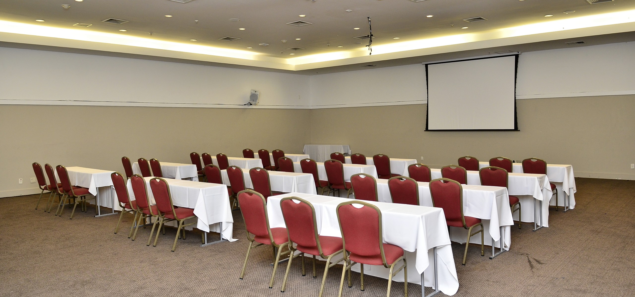 Sala do MHS Eventos em configuração escola