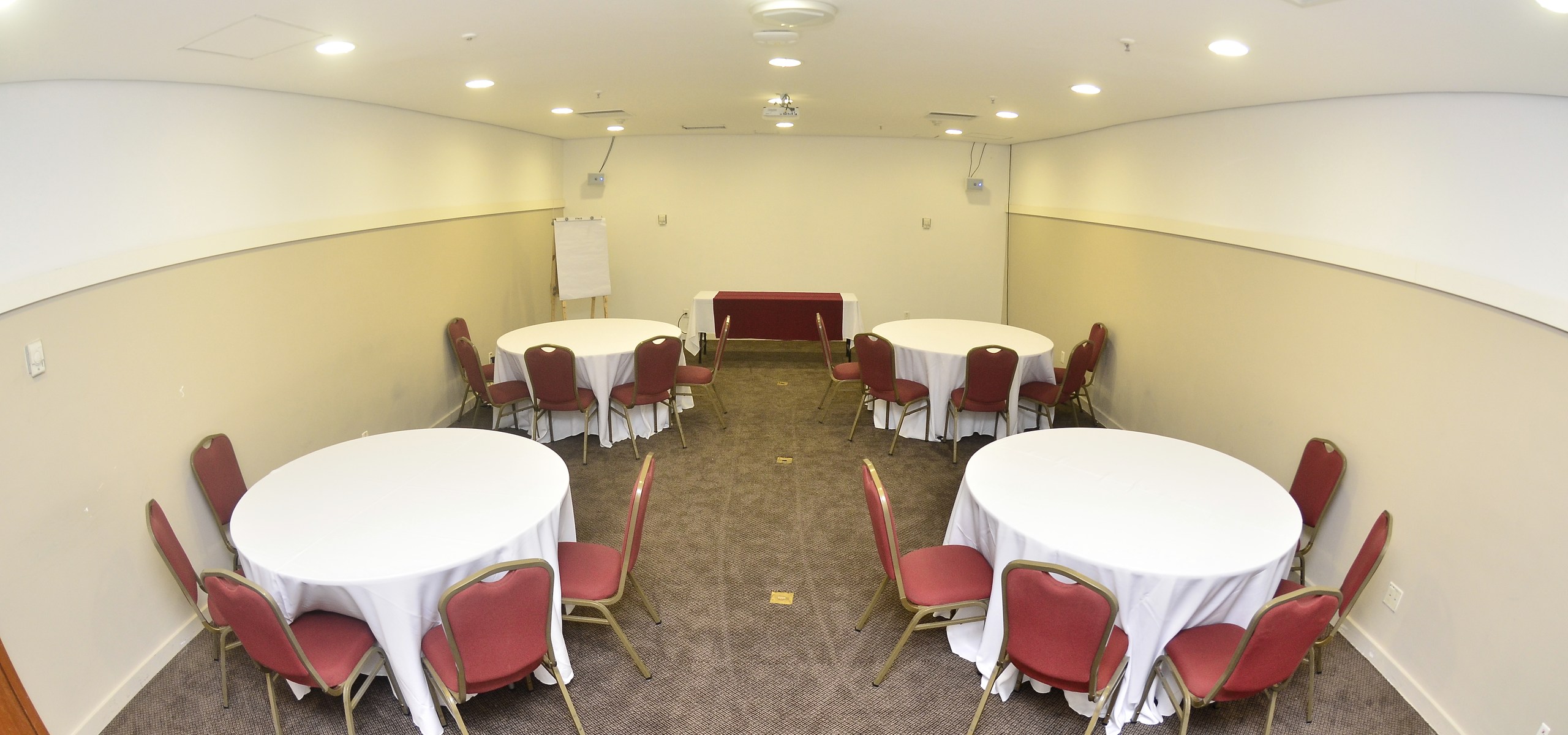 Sala do MHS Eventos em configuração de mesas